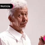 imagem de pessoa idosa olhando para a tela