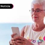 Imagem mostra pessoa de idade mexendo no celular.