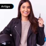 Imagem pessoa jovem segurando chave e capacete.