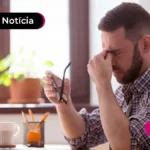 imagem de pessoa com óculos e expressão de cansado