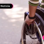 Imagem mostra pessoa em cadeira de rodas.