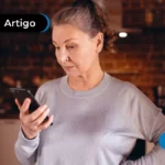 Pessoa com celular em mãos