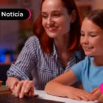 imagem de mãe e filha olhando para a tela e sorrindo