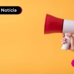 Uma pessoa segurando um megafone