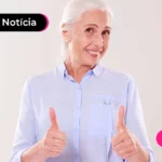 Imagem pessoa de idade fazendo sinal de joinha com a mão.