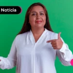 Imagem mostra pessoa jovem segurando um celular.