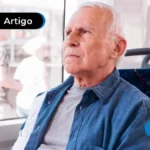 imagem de pessoa idosa em transporte público