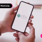 Imagem de pessoa segurando celular com ilustração do Pix.