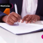 Imagem mostra pessoa escrevendo em papel.