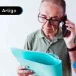 Imagem de pessoa idosa segurando um telefone