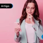 imagem de jovem mexendo no celular