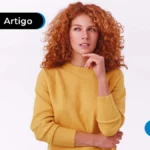 imagem de pessoa com cabelo cacheado pensando