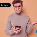 imagem de pessoa jovem segurando celular com expressão de confuso