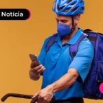Imagem mostra jovem com capacete azul e mochila nas costas lendo algo no celular.