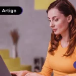 Imagem mostra jovem mexendo no computador.