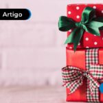 Imagem mostra duas caixas embrulhadas com papel vermelho e com laços.