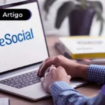 Pessoa usando um notebook com tela do esocial