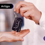 Imagem mostra pessoa entregando chave de carro.
