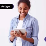 imagem de pessoa sorrindo mexendo no tablet