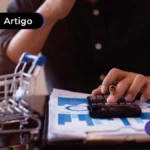 Pessoa usando uma calculadora