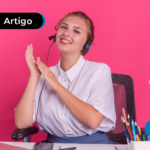 Pessoa sorrindo com um fone
