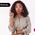 Pessoa de cabelos cacheados apontando pra cima