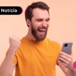 imagem de jovem feliz comemorando