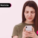 imagem de pessoa olhando para o celular