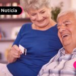 Casal de idosos sentados e sorrindo