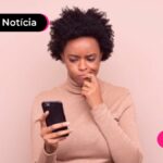 Pessoa usando um celular