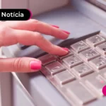 Pessoa usando um caixa eletrônico