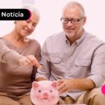 Casal de idosos com um cofre de porquinho