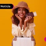 Pessoa com uma carteira em mãos e segurando uma bolsa