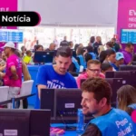 Pessoas usando computadores