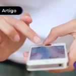 imagem de pessoa mexendo no celular