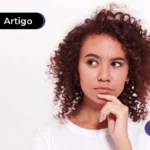Imagem de jovem com expressão pensativa e a mão no queixo.