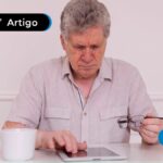 Imagem mostra pessoa de idade fazendo contas.