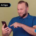 Imagem mostra pessoa lendo algo no celular.