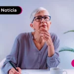 Pessoa de cabelo brancos e óculos sentada