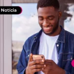 Homem negro verificando o abono pasep pix pelo celular