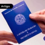 Mão segurando Carteira de Trabalho.