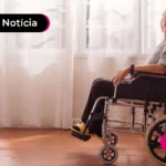 Senhora na cadeira de rodas pensando no benefício extra BPC 2024