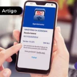 Mãos segurando celular com aplicativo da Receita Federal aberto.