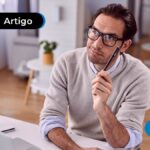Jovem usando óculos de grau com expressão de dúvida.