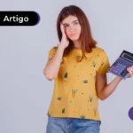 Jovem com expressão de dúvida segurando uma calculadora na mão.