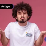 Jovem de cabelos cacheados com expressão de dúvida.
