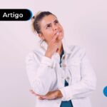 Jovem com expressão de dúvida vestindo blusa de frio branca.