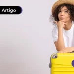 Jovem com mala amarela.