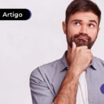 Jovem com expressão de dúvida com a mão no queixo.