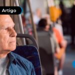 imagem de pessoa idosa no ônibus
